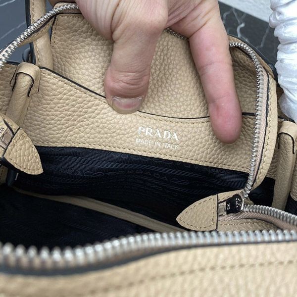 【大特価】プラダ スモール レザー ハンドバッグ 偽物 puv62684
