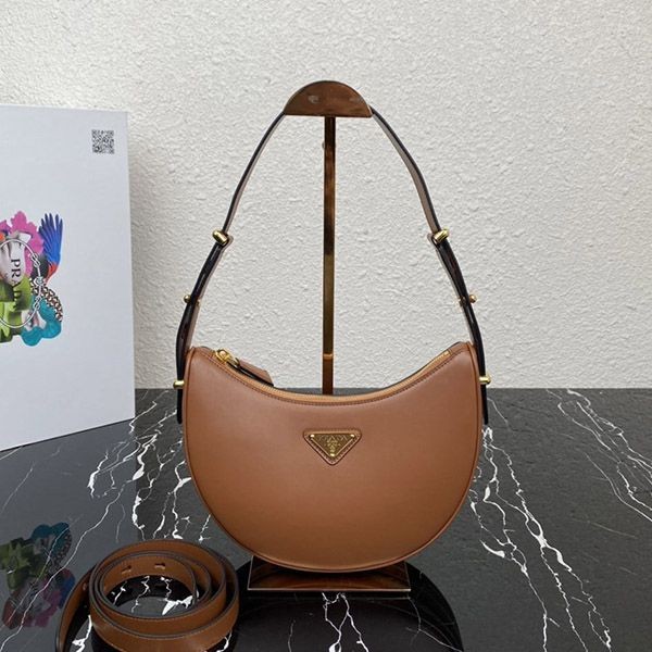 追跡付 プラダ アーケ レザーショルダーバッグ コピー puf02546