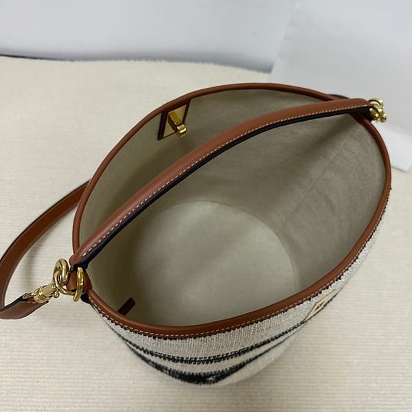 すぐ届セリーヌ ティーン バケツ 16 バッグ スーパーコピー Cen47809