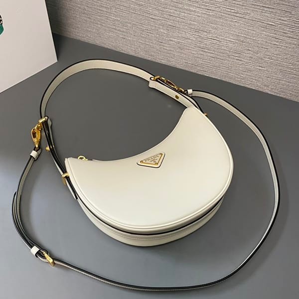 可愛いプラダ アーケ レザーショルダーバッグ コピー 3色 1BC194