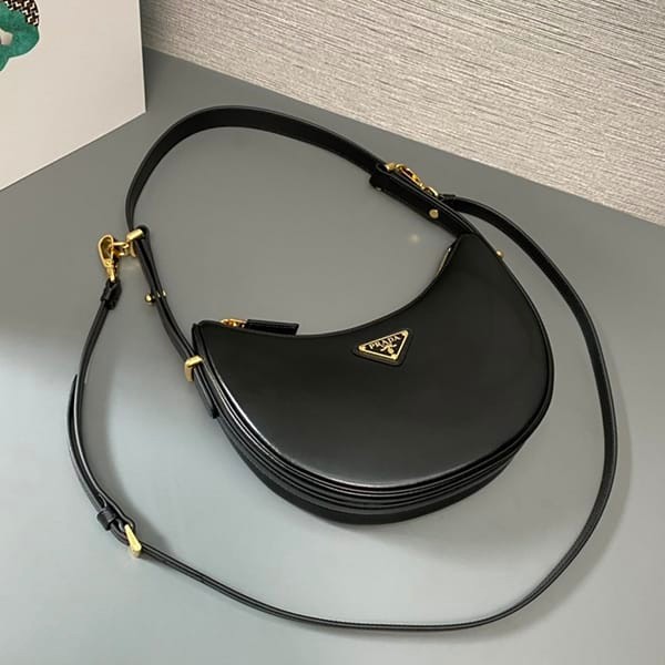 可愛いプラダ アーケ レザーショルダーバッグ コピー 3色 1BC194