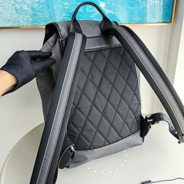 激安価格！バーバリー ナイロンリュックAVIATORバックパック 偽物 80618041