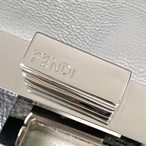 人気No1フェンディ コピー ピーカブー ミニ レザー バッグ fej53289