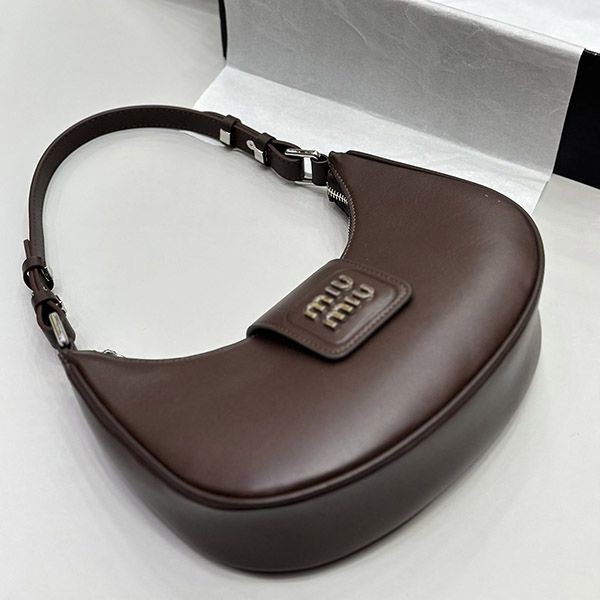 すぐ届 ミュウミュウ レザー トップハンドルバッグ myo57370