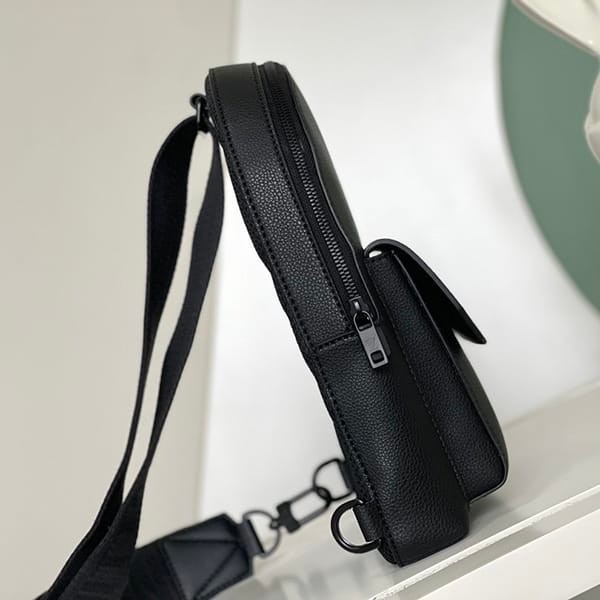 入手困難ルイヴィトン パイロット スリングバッグ ブラック 偽物 M23736