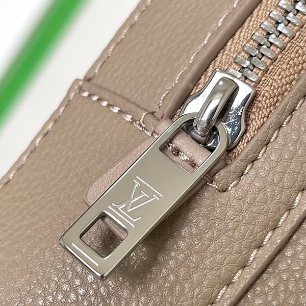即発送ルイヴィトン パイロット スリングバッグ ブラック 偽物 vui05257