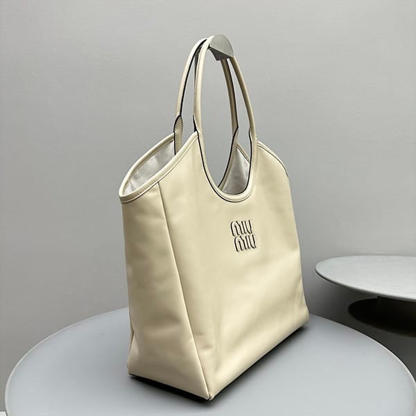 人気No1ミュウミュウ 偽物 レタリングロゴ レザー ショッピングバッグ 2サイズ myy68712