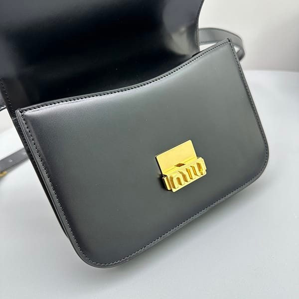稀少ミュウミュウ コピー レザー ショルダーバッグ mya89253