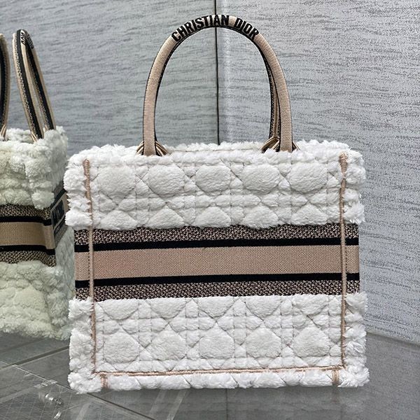 《大人気》ディオール BOOK TOTE トートバッグ 偽物 ミディアム dey17625