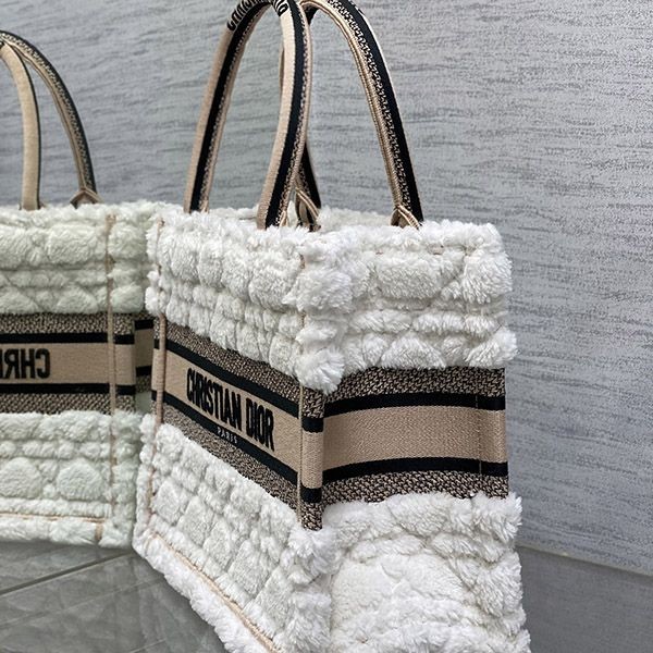《大人気》ディオール BOOK TOTE トートバッグ 偽物 ミディアム dey17625