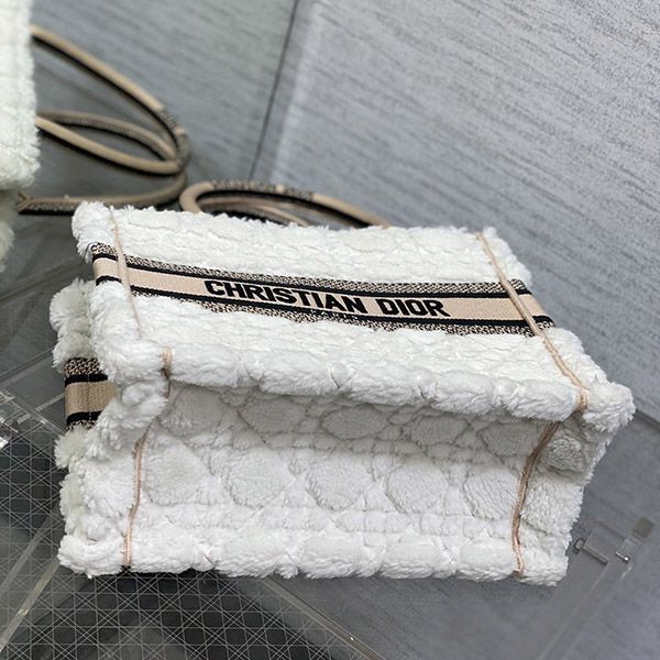 《大人気》ディオール BOOK TOTE トートバッグ 偽物 ミディアム dey17625