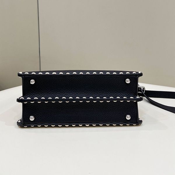 新作限定【フェンディ】ピーカブー スモール セレリア バッグ 偽物 fez55058