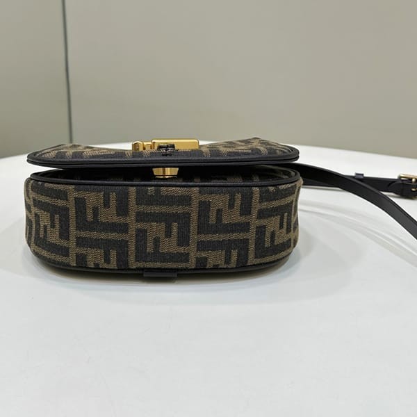 プレゼント最適フェンディ カモン スモール ブラウンFFジャカード バッグ 偽物 fen22758