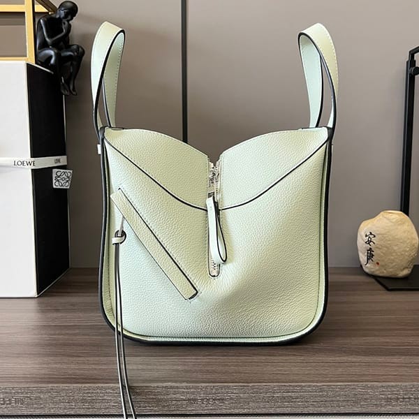 可愛いロエベ ハンモック コピー ドローストリング ショルダーバッグ loc58868