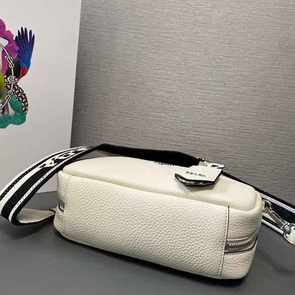 超話題!プラダ スーパーコピー レザー トップハンドルバッグ pua04036