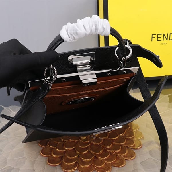 注目★フェンディ 偽物 ピーカブー ISeeU セレリア トップステッチ バッグ fed31659