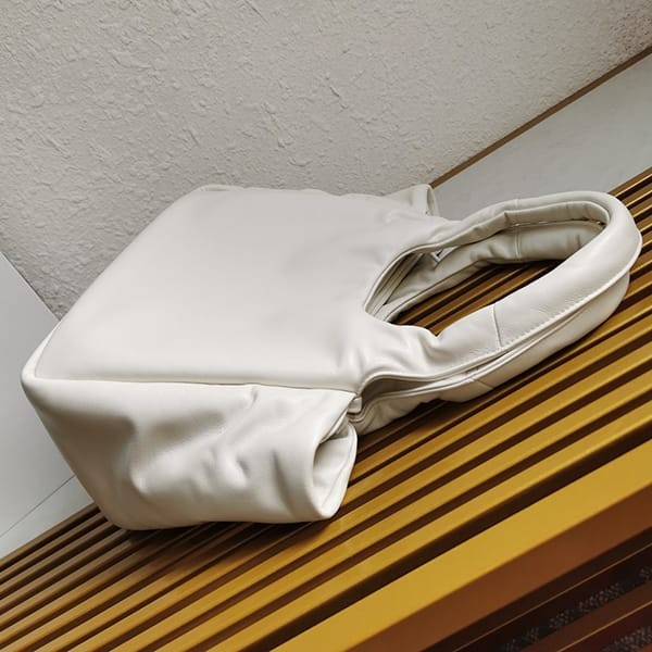 おすすめプラダ ソフト パデッドナッパレザー ハンドバッグ 偽物 puh37363