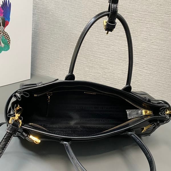 使い勝手良しプラダ ミディアム レザー ハンドバッグ コピー 1BA4262CYR