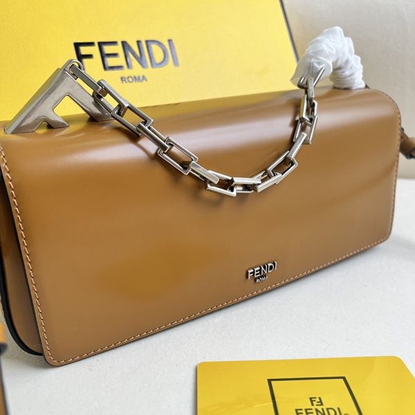 【新作2024AW】フェンディ ファースト 偽物サイト バッグ 8BS072
