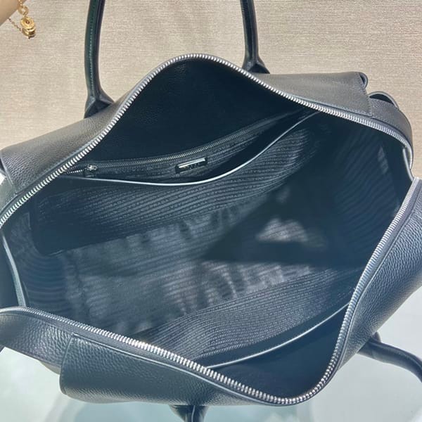すぐ届く永野芽郁さん着用 プラダ コピー ヴィッテロダイノレザー トラベルバッグ puj08857