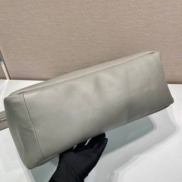 稀少プラダ ヴィッテロダイノレザー トラベルバッグ 偽物 永野芽郁さん着用 pud85104