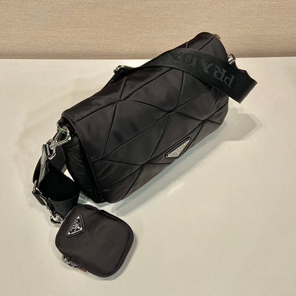 セレブ多数愛用プラダ★パデッドRe-Nylon ショルダーバッグ コピー pux49612