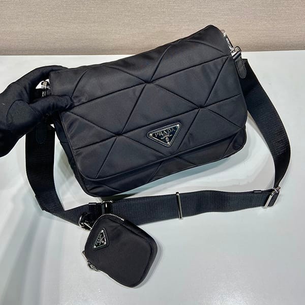 セレブ多数愛用プラダ★パデッドRe-Nylon ショルダーバッグ コピー pux49612