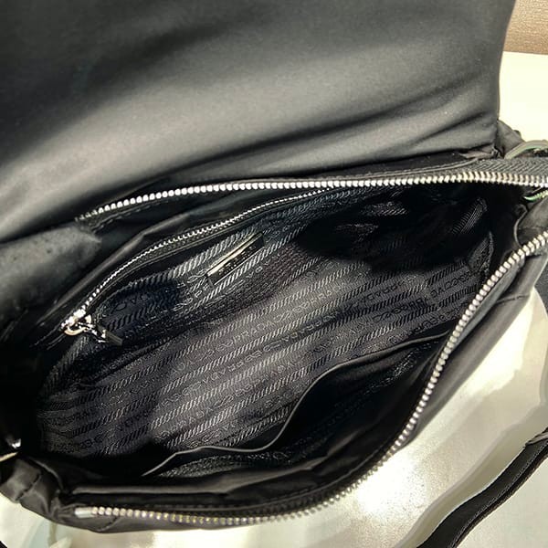 セレブ多数愛用プラダ★パデッドRe-Nylon ショルダーバッグ コピー pux49612