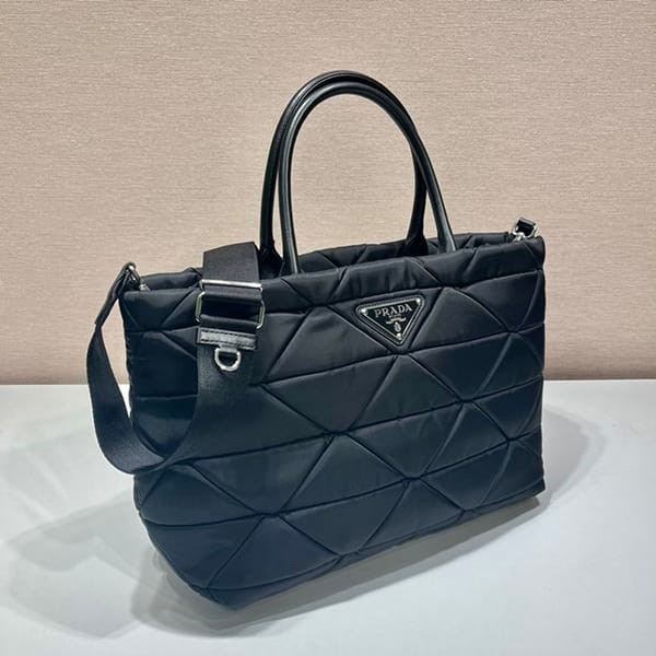 おすすめプラダ トライアングルロゴ Re Nylon パデッド トートバッグ 偽物 pub95443