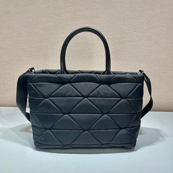 おすすめプラダ トライアングルロゴ Re Nylon パデッド トートバッグ 偽物 pub95443