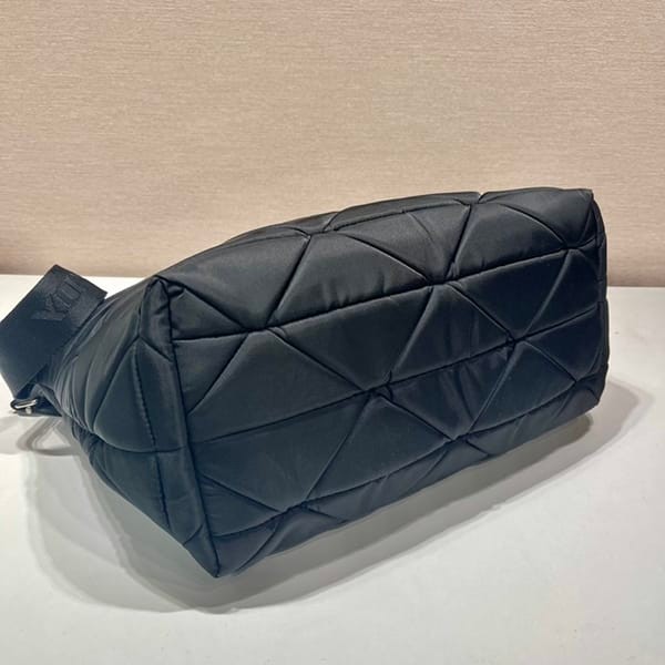 おすすめプラダ トライアングルロゴ Re Nylon パデッド トートバッグ 偽物 pub95443