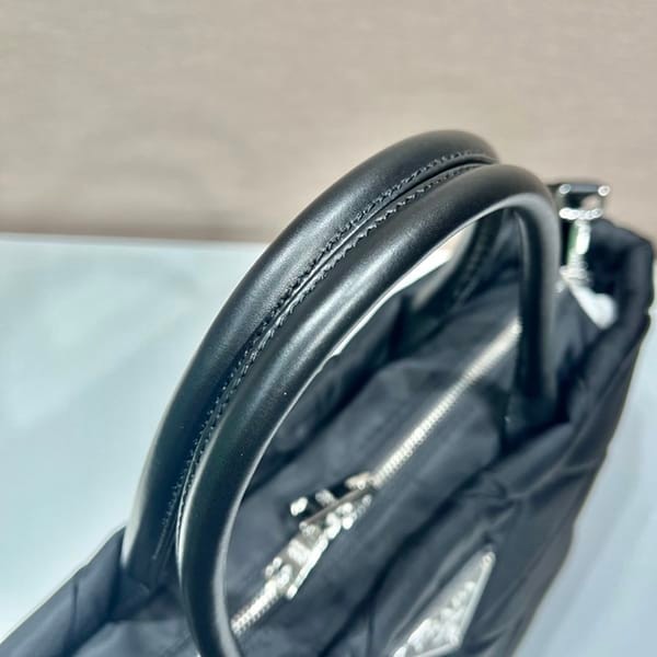 おすすめプラダ トライアングルロゴ Re Nylon パデッド トートバッグ 偽物 pub95443