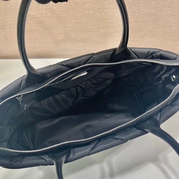 おすすめプラダ トライアングルロゴ Re Nylon パデッド トートバッグ 偽物 pub95443