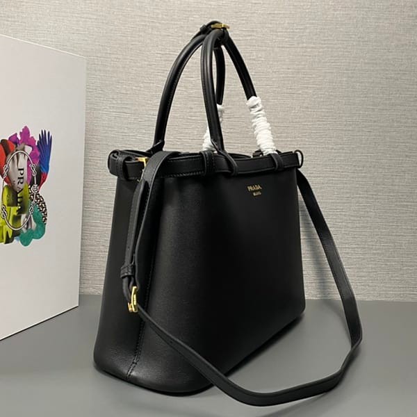 送料込プラダ ベルト付き スモール レザー ハンドバッグ 偽物 pus21571