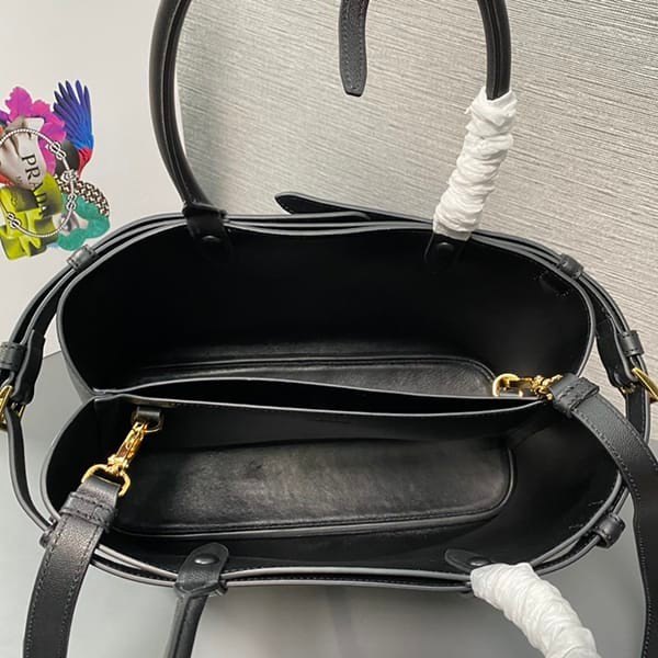 送料込プラダ ベルト付き スモール レザー ハンドバッグ 偽物 pus21571