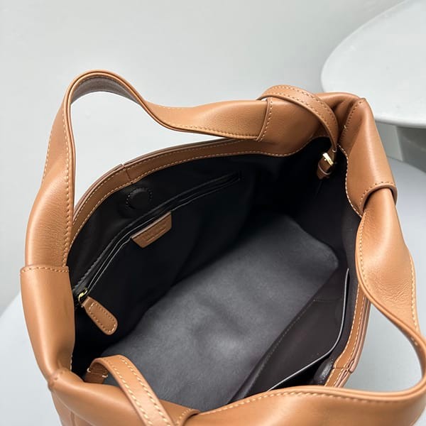 新デザインTHE ROW Camdem レザー ストラップ付 ショルダーバッグ 偽物 zao97213
