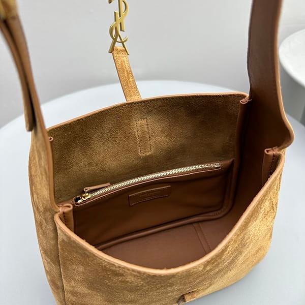 世界中で大人気♪サンローラン 偽物 スモールスープル スムースレザーバッグ 2サイズ Sac52225