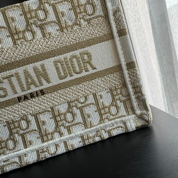 【ゴールドの刺繍がエレガント★】ディオール ブックトート 偽物 バッグミニ S5573CTQR_M981