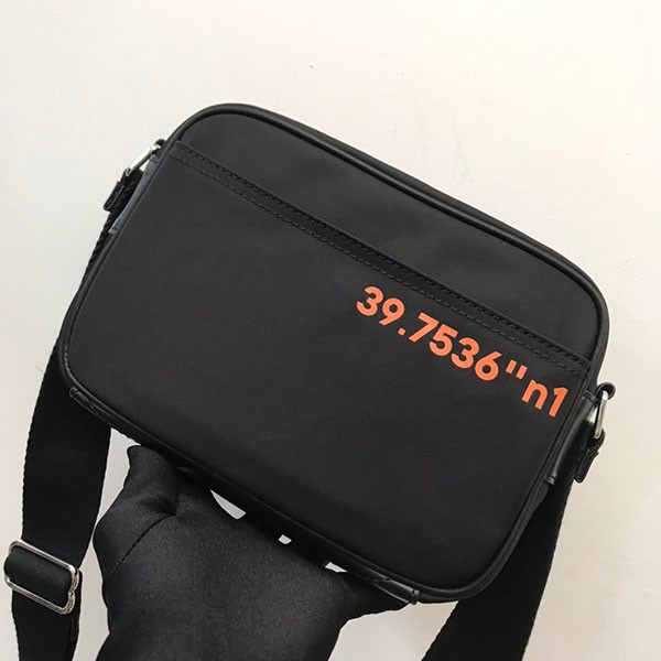 《大人気》バーバリー コピー コーディネートプリント ナイロン パディバッグ 80644481