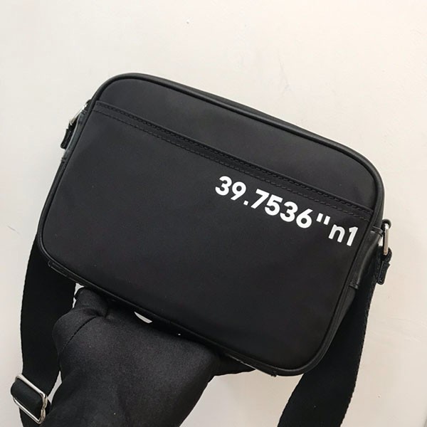 大人気！バーバリー 偽物 コーディネートプリント ナイロン パディバッグ 80648651