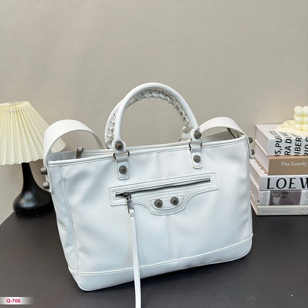 注目★バレンシアガ バイカーバッグ 偽物 トートバッグ 2WAY ショルダーストラップ付き 黒 ブラック ラムレザー bah98004