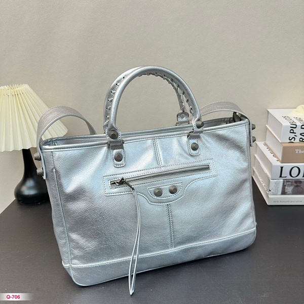 注目★バレンシアガ バイカーバッグ 偽物 トートバッグ 2WAY ショルダーストラップ付き 黒 ブラック ラムレザー bah98004