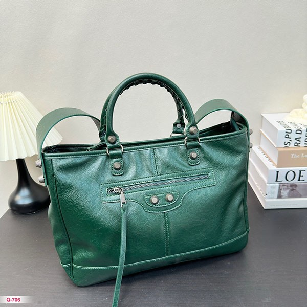 注目★バレンシアガ バイカーバッグ 偽物 トートバッグ 2WAY ショルダーストラップ付き 黒 ブラック ラムレザー bah98004