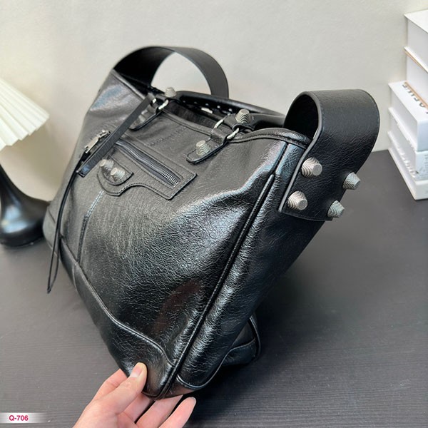 注目★バレンシアガ バイカーバッグ 偽物 トートバッグ 2WAY ショルダーストラップ付き 黒 ブラック ラムレザー bah98004