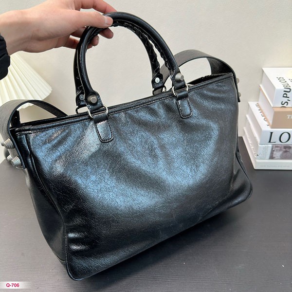 注目★バレンシアガ バイカーバッグ 偽物 トートバッグ 2WAY ショルダーストラップ付き 黒 ブラック ラムレザー bah98004