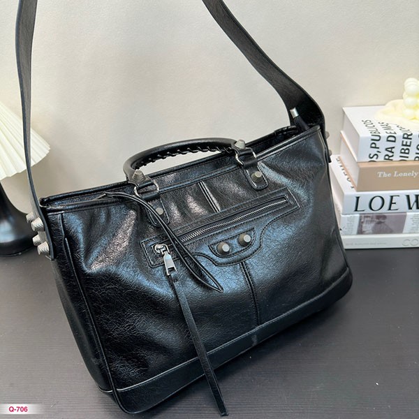 注目★バレンシアガ バイカーバッグ 偽物 トートバッグ 2WAY ショルダーストラップ付き 黒 ブラック ラムレザー bah98004