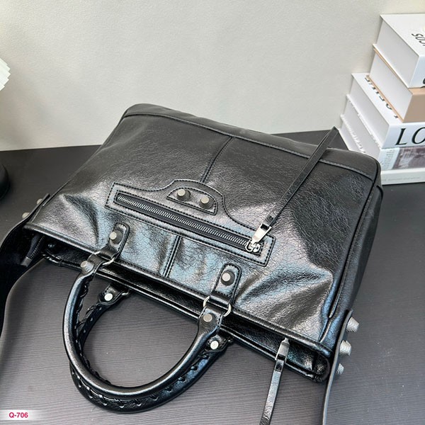 注目★バレンシアガ バイカーバッグ 偽物 トートバッグ 2WAY ショルダーストラップ付き 黒 ブラック ラムレザー bah98004