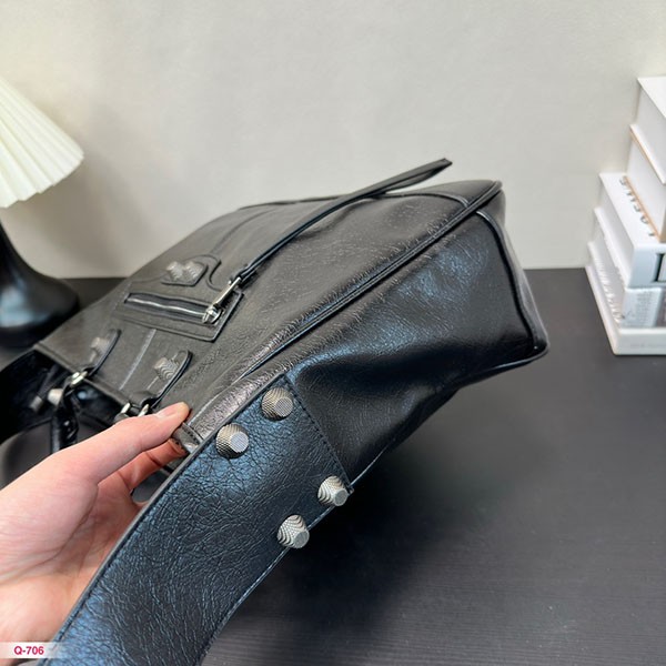 注目★バレンシアガ バイカーバッグ 偽物 トートバッグ 2WAY ショルダーストラップ付き 黒 ブラック ラムレザー bah98004