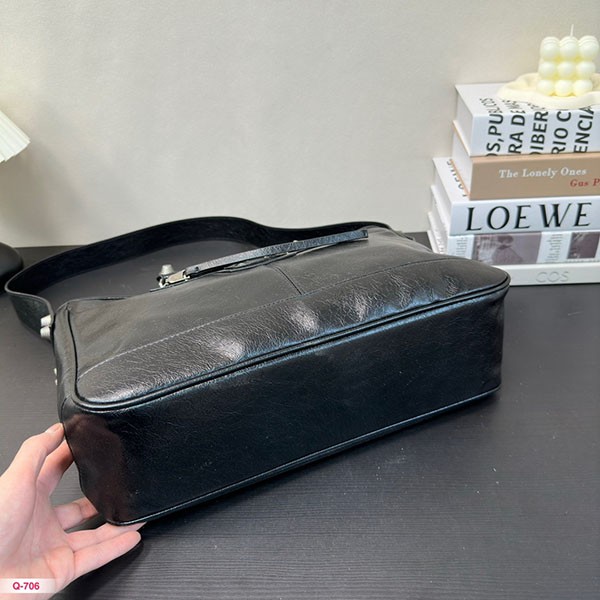 注目★バレンシアガ バイカーバッグ 偽物 トートバッグ 2WAY ショルダーストラップ付き 黒 ブラック ラムレザー bah98004