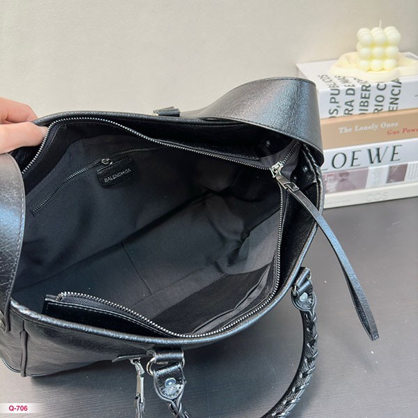注目★バレンシアガ バイカーバッグ 偽物 トートバッグ 2WAY ショルダーストラップ付き 黒 ブラック ラムレザー bah98004